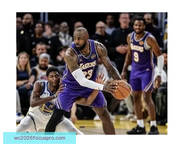 詹姆斯关键表现助湖人逆转取胜再掀季后赛席位争夺激烈升级态势升